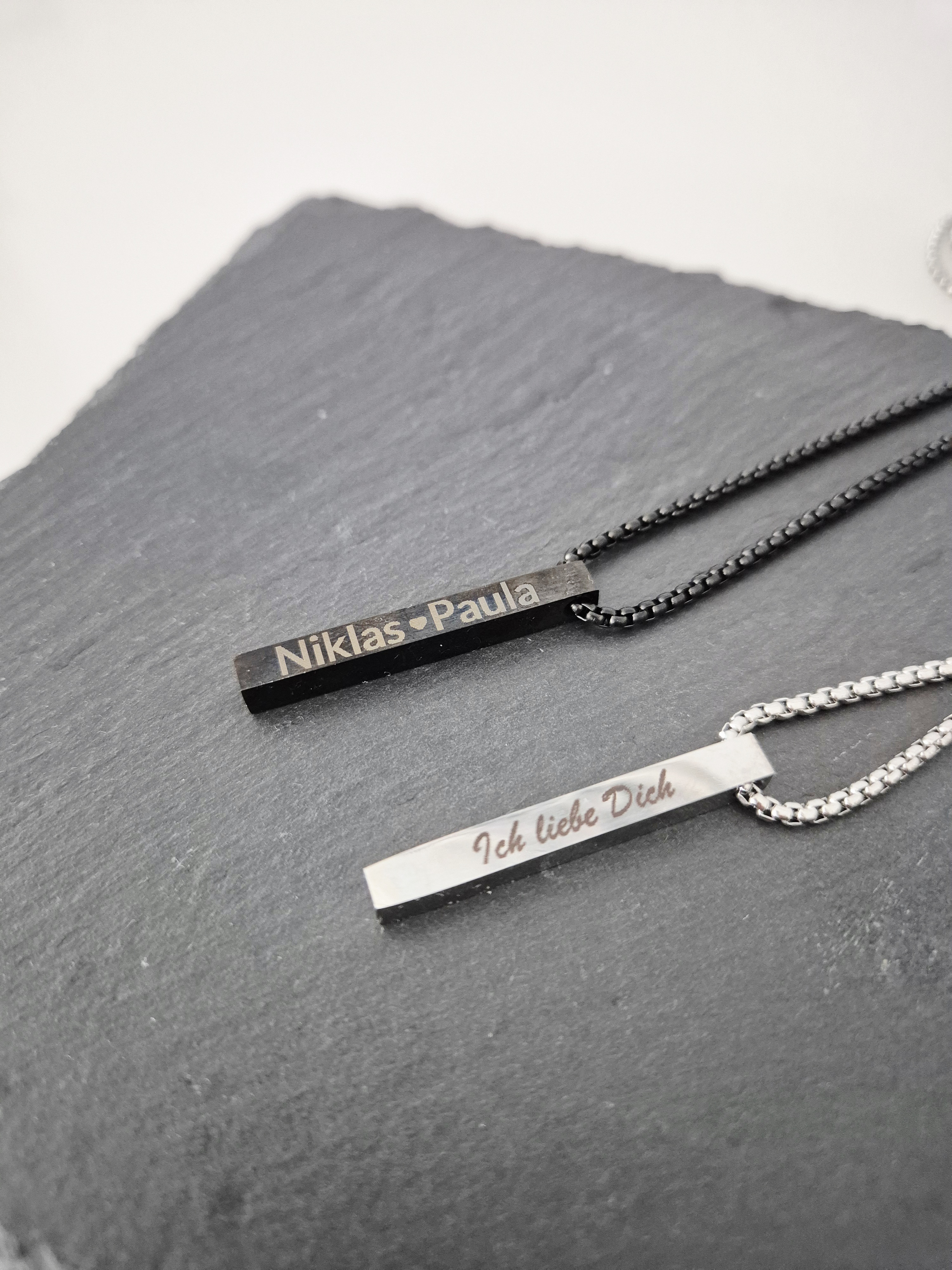Stab-Halskette aus silberglänzendem oder schwarzem Edelstahl mit persönlicher Gravur 