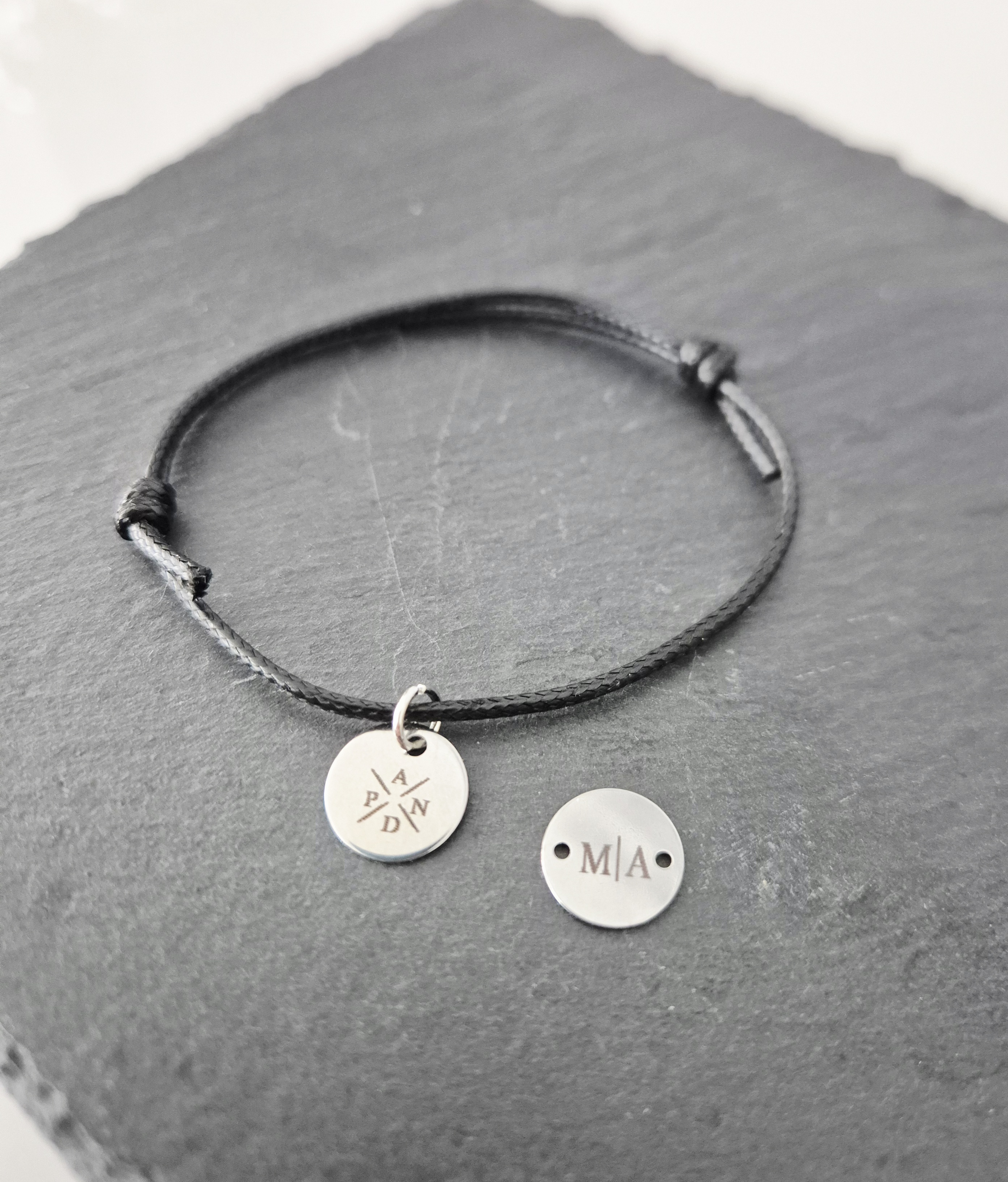 verstellbares Armband mit Anhänger inkl. personalisierter Gravur (1) 