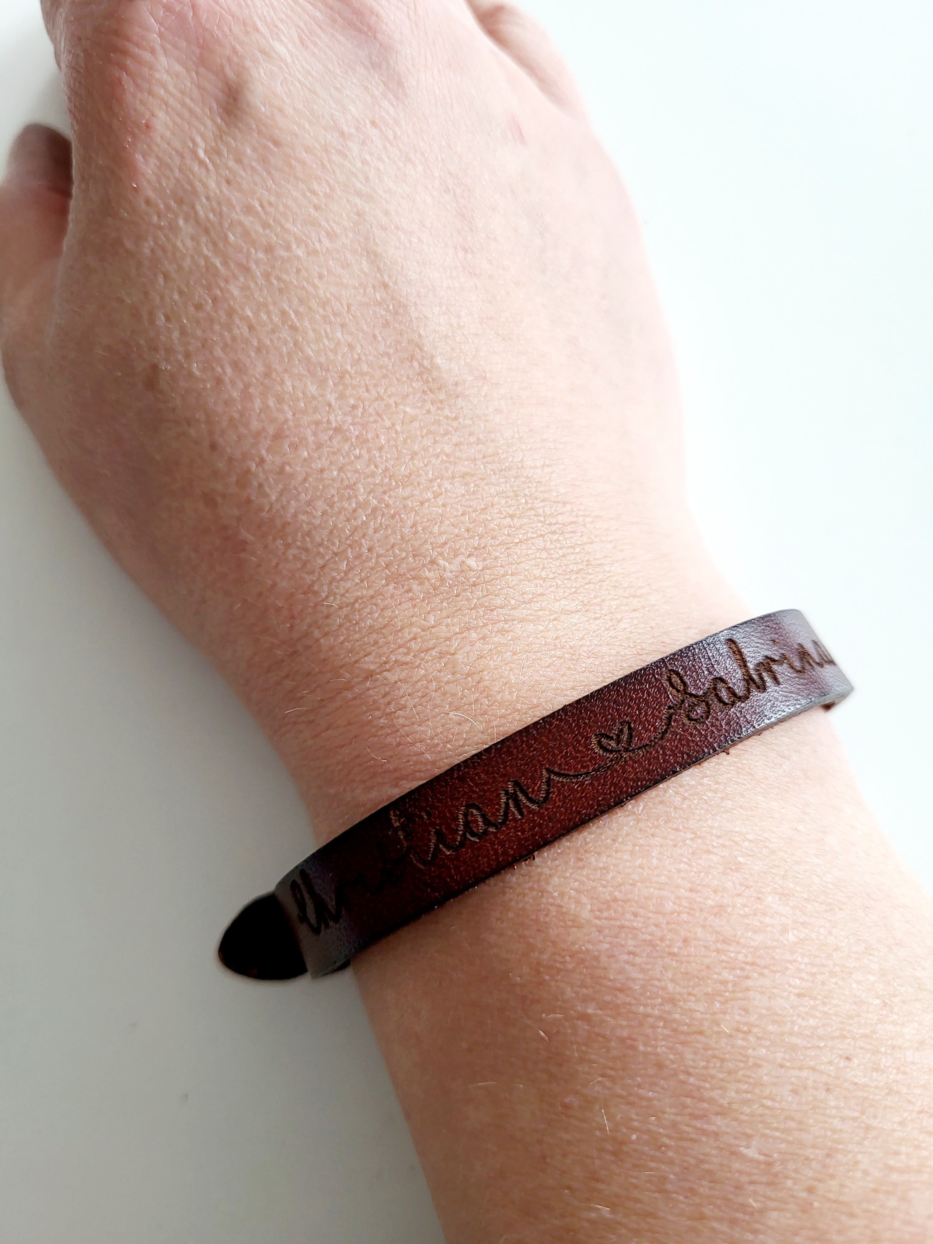 Lederarmband mit Namen oder Text / Personalisiertes Armband / Armbänder für Paare/ Freundschaftsarmband